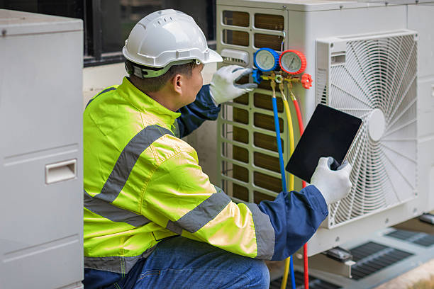 Professional Hvac technician working in Hawthorne, FL